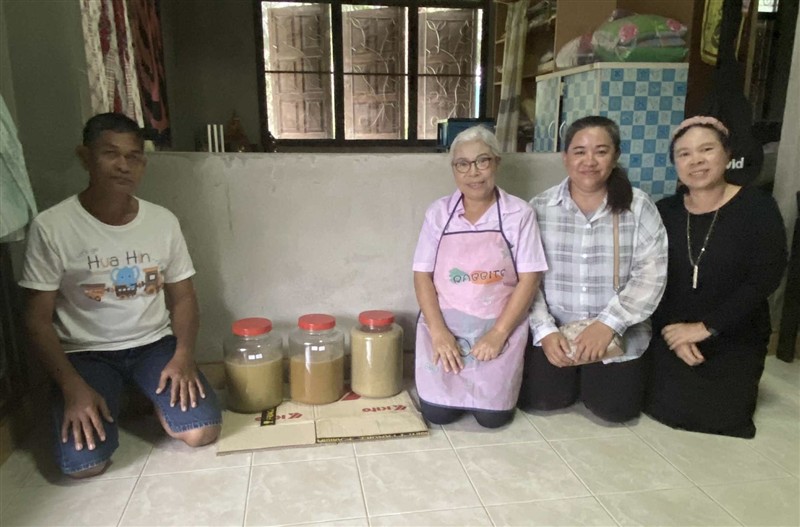 อาจารย์ปณิดา กันถาด บริการวิชาการพัฒนาผลิตภัณฑ์ไซรัปจากกล้วยหอมทอง สู่สินค้า OTOP