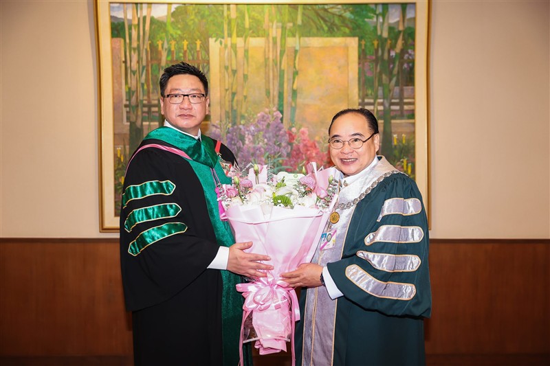 19/02/2569 รองศาสตราจารย์ ดร.วีระพล ทองมา อธิการบดีมหาวิทยาลัยแม่โจ้มอบช่อดอกไม้แสดงความยินดีกับผ...