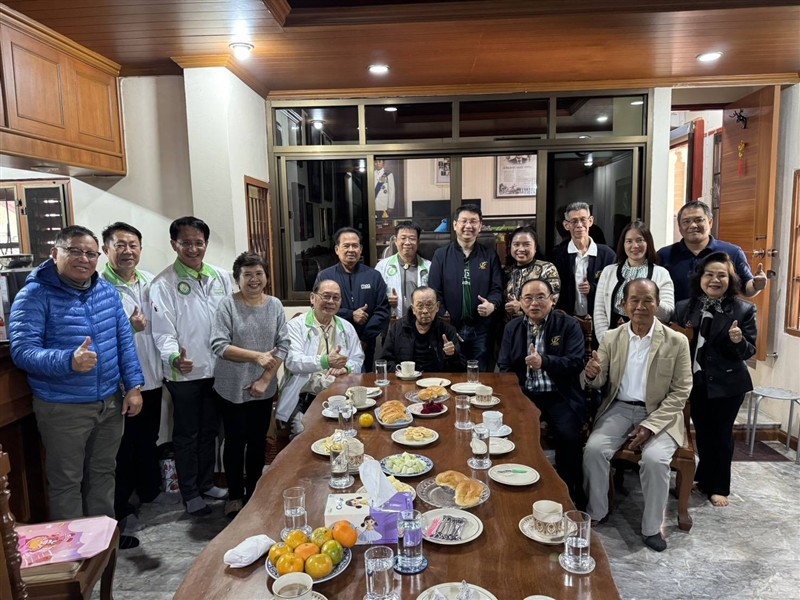 รองศาสตราจารย์ ดร.เทพ พงษ์พานิช  นายกสภามหาวิทยาลัยแม่โจ้ และรองศาสตราจารย์ ดร.วีระพล  ทองมา อธิก...