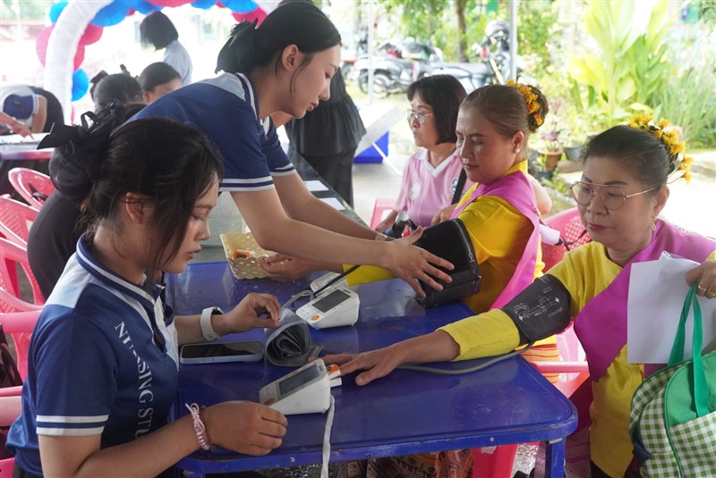 “อาสาด้วยใจ ห่วงใยผู้สูงอายุ” คณะพยาบาลศาสตร์ลงพื้นที่ส่งเสริมสุขภาพผู้สูงอายุเทศบาลตำบลหนองหาร