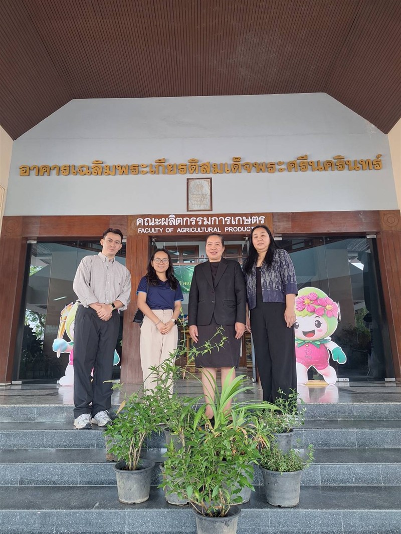 มอบกล้าพันธุ์สมุนไพร  ให้กับอาจารย์จากมหาวิทยาลัยธรรมศาสตร์  ศูนย์ลําปาง 