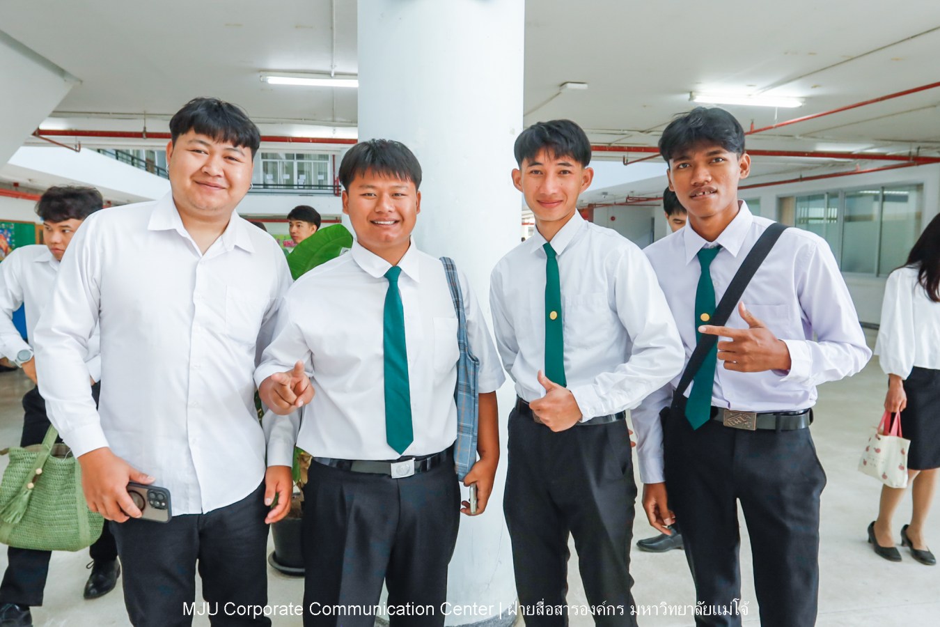 Congratulations    บรรยากาศ      บัณฑิตแม่โจ้ รายงานตัวเตรียมเข้าพิธีพระราชทานปริญญาบัตร ครั้งที่ 48