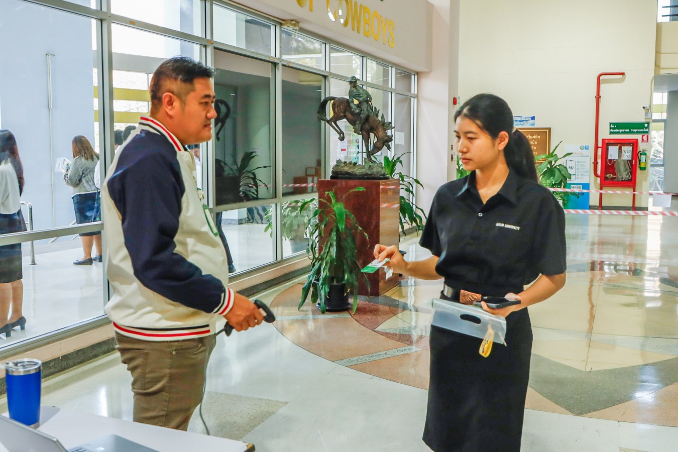 Congratulations    บรรยากาศ      บัณฑิตแม่โจ้ รายงานตัวเตรียมเข้าพิธีพระราชทานปริญญาบัตร ครั้งที่ 48