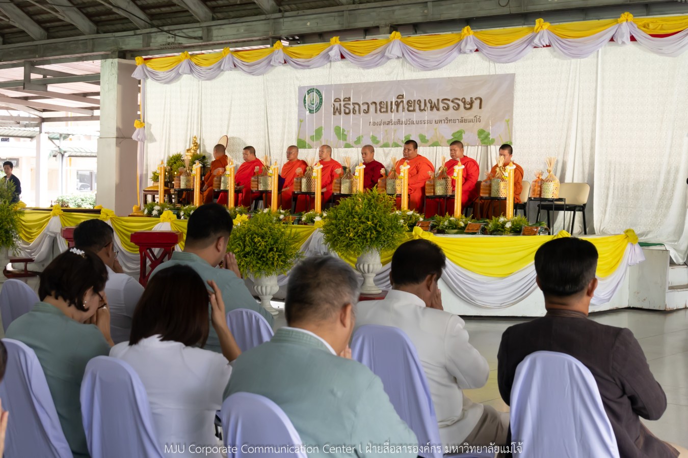 ม.แม่โจ้ ทำนุบำรุงพระพุทธศาสนา จัดถวายเทียนพรรษา 9 วัด