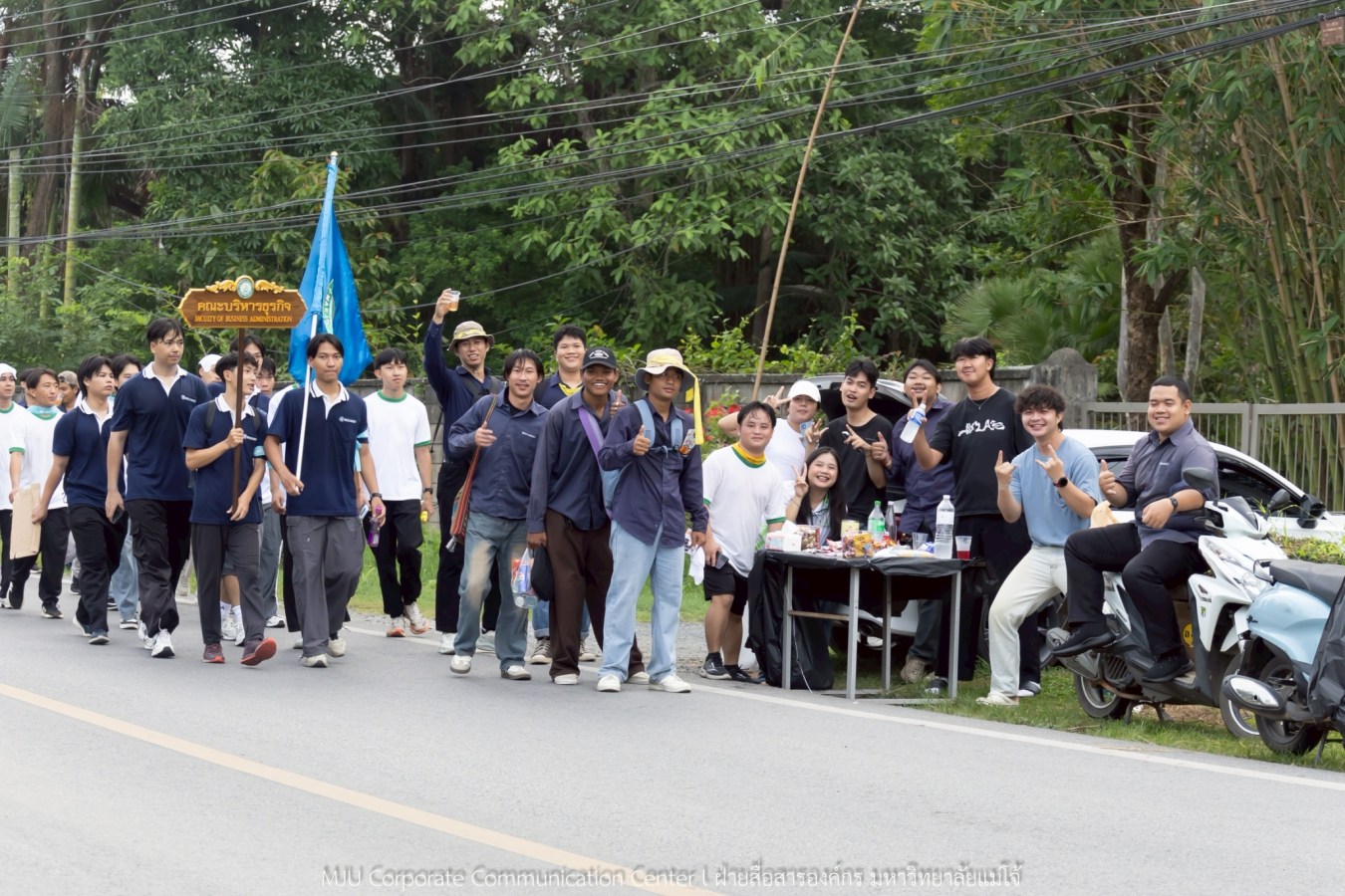 10 กิโลแห่งรอยยิ้ม ประเพณี เดินวิ่ง แม่โจ้ – สันทราย  ชาวสันทราย รุ่นพี่ ศิษย์เก่า  ร่วมต้อนรับอินทนิลช่อที่ 91 กว่า 6,200 คน อย่างอบอุ่น