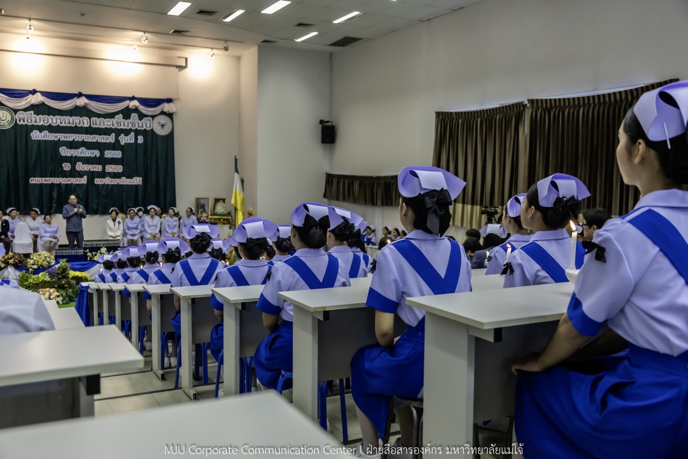 พยาบาลแม่โจ้ รุ่นที่ 3  รับหมวก เข็มเลื่อนชั้นปี และตะเกียงไนติงเกล เตรียมพร้อมออกฝึกปฏิบัติการจริงในสถานพยาบาล