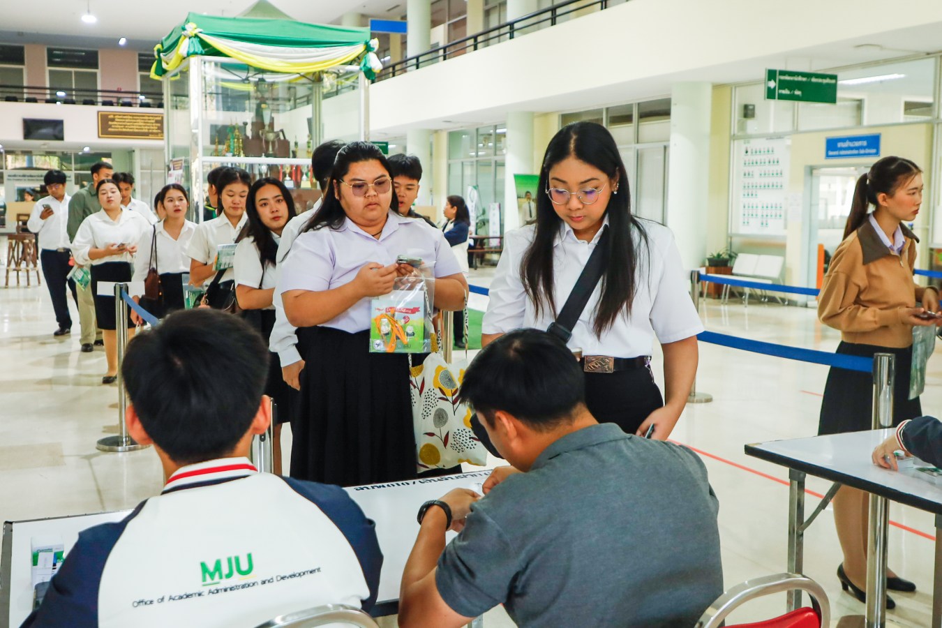 Congratulations    บรรยากาศ      บัณฑิตแม่โจ้ รายงานตัวเตรียมเข้าพิธีพระราชทานปริญญาบัตร ครั้งที่ 48