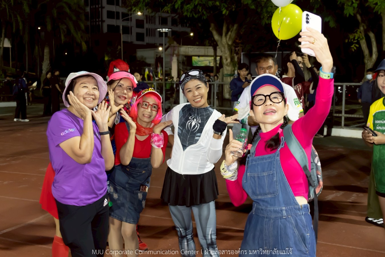 10 กิโลแห่งรอยยิ้ม ประเพณี เดินวิ่ง แม่โจ้ – สันทราย  ชาวสันทราย รุ่นพี่ ศิษย์เก่า  ร่วมต้อนรับอินทนิลช่อที่ 91 กว่า 6,200 คน อย่างอบอุ่น