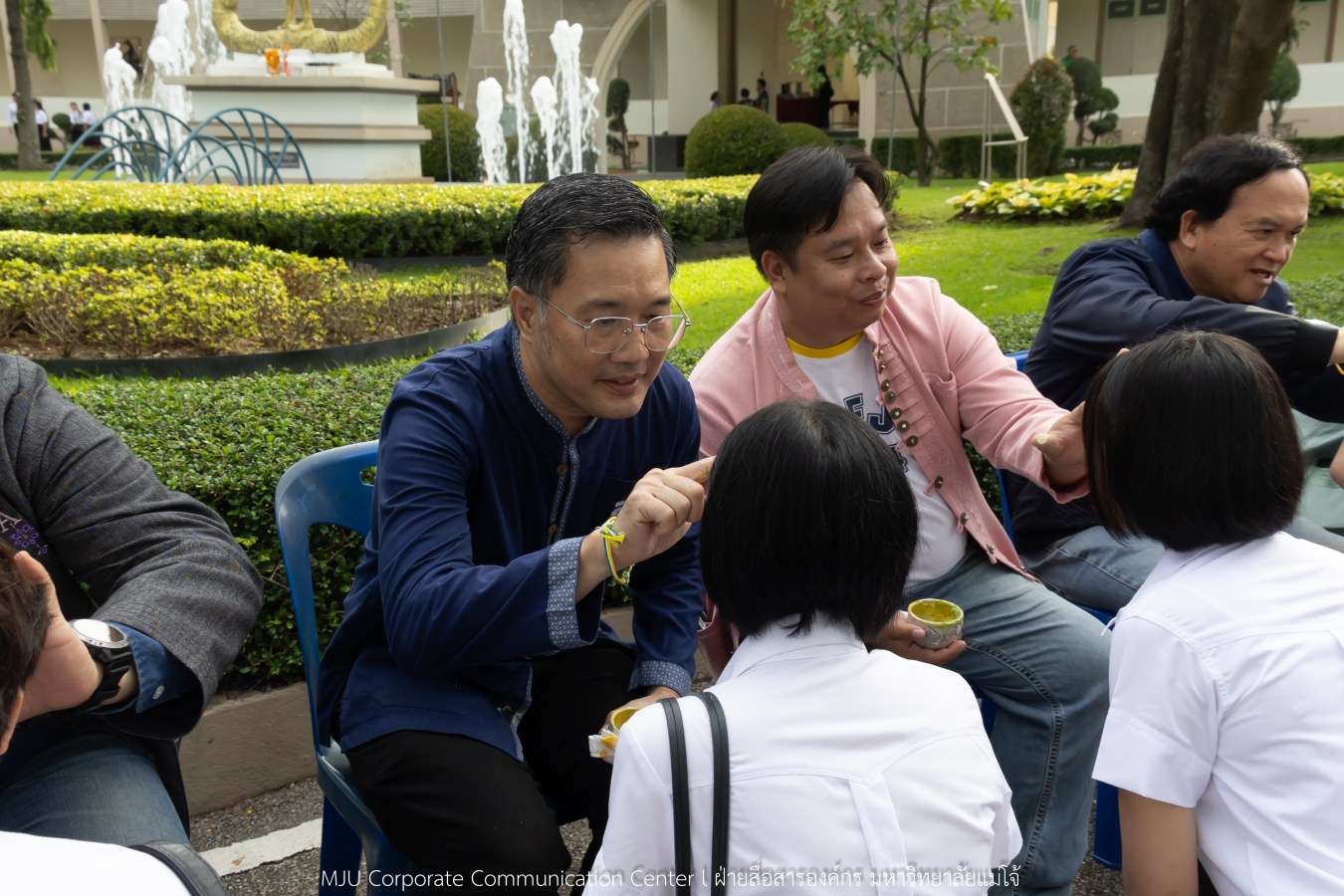 ม.แม่โจ้ เจิมหน้า-ผูกข้อมือ รับขวัญน้องใหม่ลูกแม่โจ้รุ่น 91