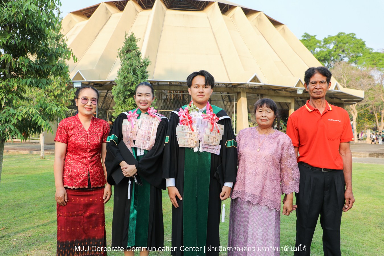 บรรยากาศ พิธีพระราชทานปริญญาบัตร มหาวิทยาลัยแม่โจ้ ประจำปีการศึกษา2567-2568 ครั้งที่ 48  ในวันที่ 19 กุมภาพันธ์ พ.ศ.2569 ณ ศูนย์กีฬาเฉลิมพระเกียรติ มหาวิทยาลัยแม่โจ้