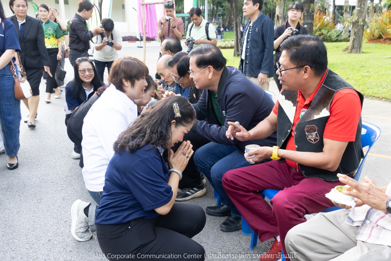 ม.แม่โจ้ เจิมหน้า-ผูกข้อมือ รับขวัญน้องใหม่ลูกแม่โจ้รุ่น 91