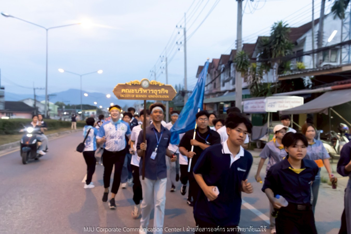 10 กิโลแห่งรอยยิ้ม ประเพณี เดินวิ่ง แม่โจ้ – สันทราย  ชาวสันทราย รุ่นพี่ ศิษย์เก่า  ร่วมต้อนรับอินทนิลช่อที่ 91 กว่า 6,200 คน อย่างอบอุ่น
