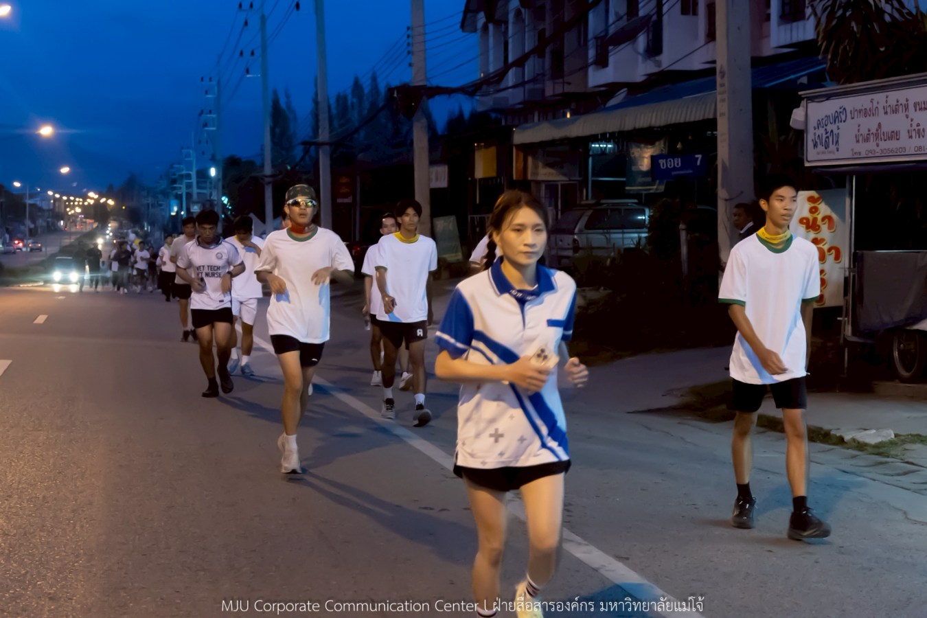 10 กิโลแห่งรอยยิ้ม ประเพณี เดินวิ่ง แม่โจ้ – สันทราย  ชาวสันทราย รุ่นพี่ ศิษย์เก่า  ร่วมต้อนรับอินทนิลช่อที่ 91 กว่า 6,200 คน อย่างอบอุ่น