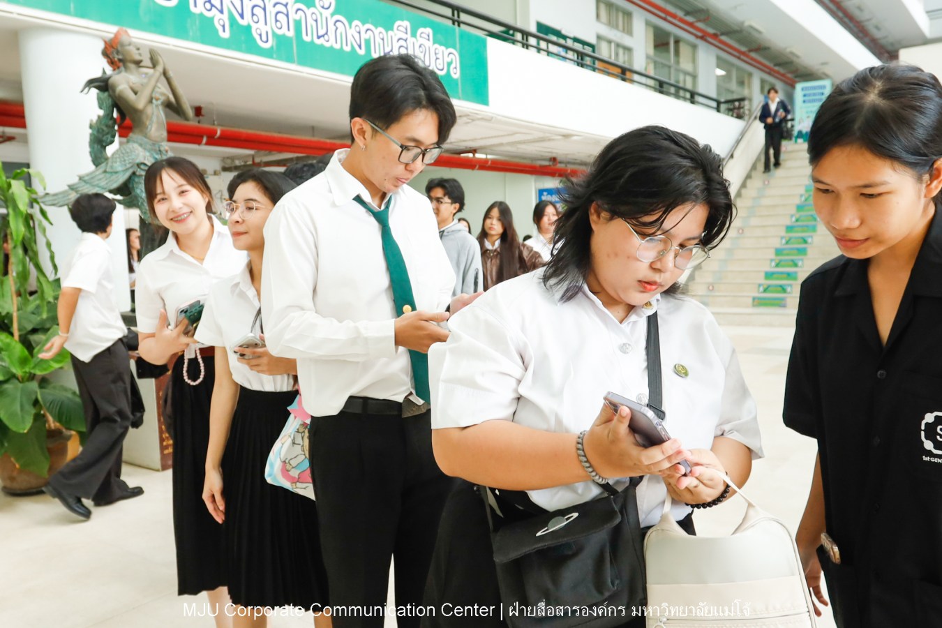 Congratulations    บรรยากาศ      บัณฑิตแม่โจ้ รายงานตัวเตรียมเข้าพิธีพระราชทานปริญญาบัตร ครั้งที่ 48