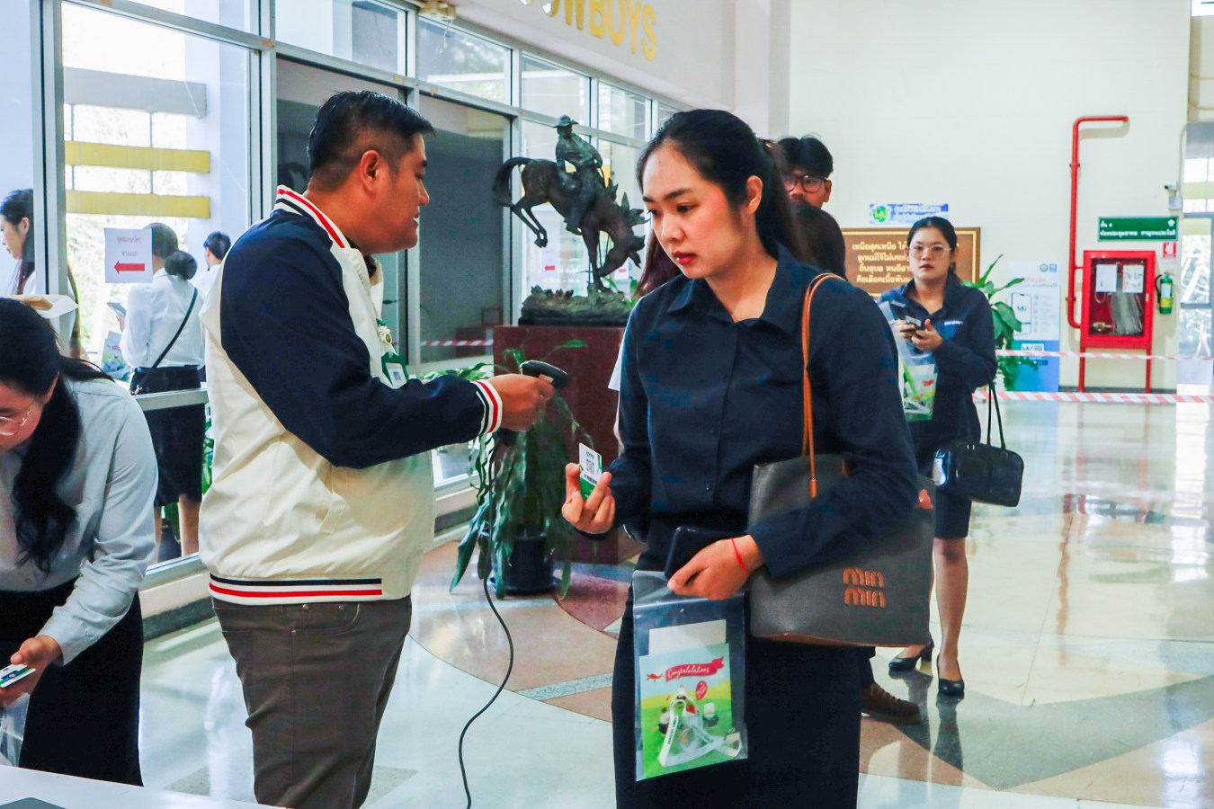 Congratulations    บรรยากาศ      บัณฑิตแม่โจ้ รายงานตัวเตรียมเข้าพิธีพระราชทานปริญญาบัตร ครั้งที่ 48