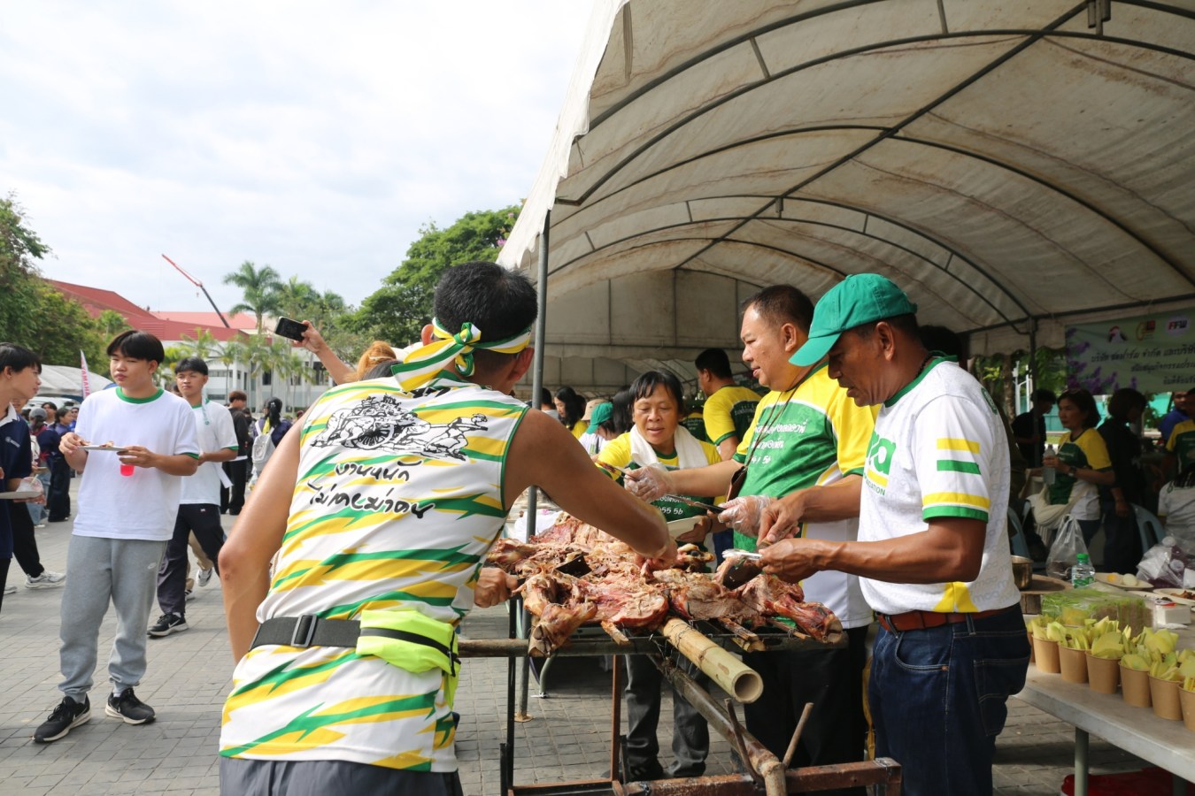 10 กิโลแห่งรอยยิ้ม ประเพณี เดินวิ่ง แม่โจ้ – สันทราย  ชาวสันทราย รุ่นพี่ ศิษย์เก่า  ร่วมต้อนรับอินทนิลช่อที่ 91 กว่า 6,200 คน อย่างอบอุ่น