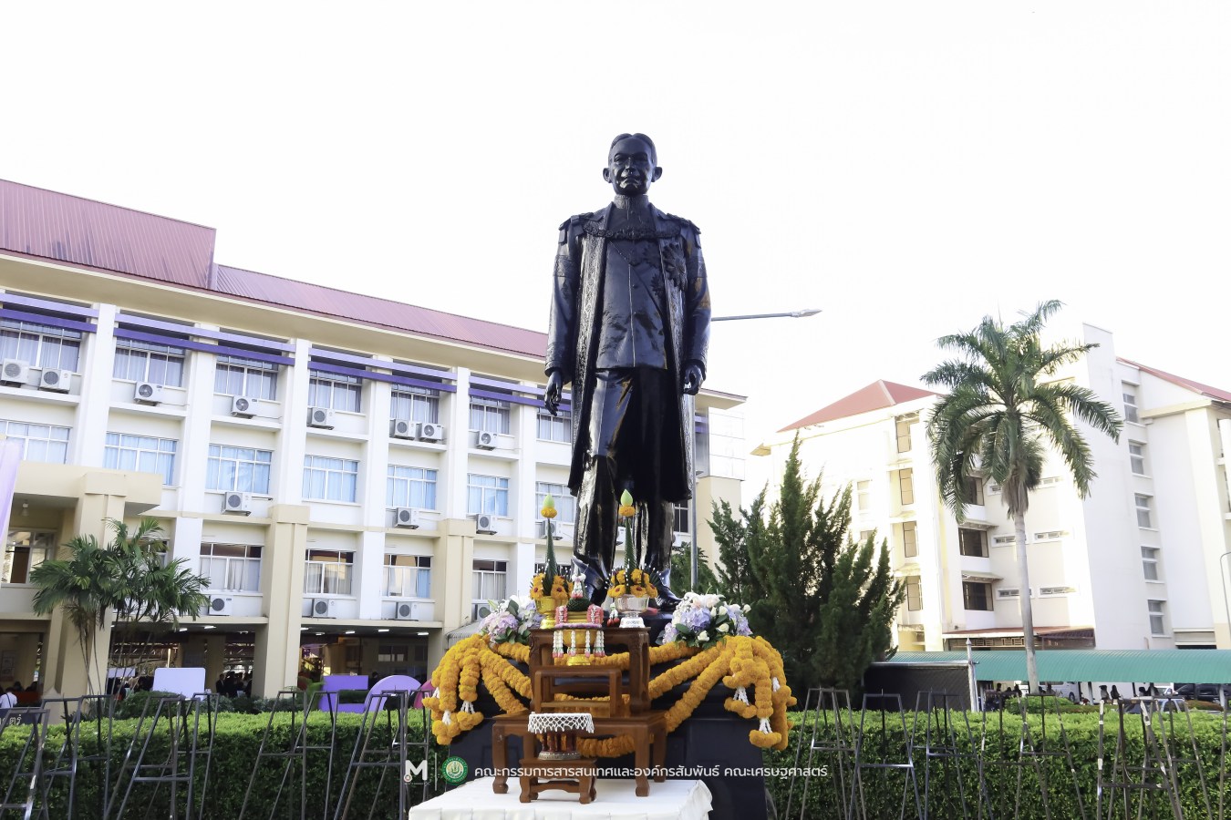 คณะเศรษฐศาสตร์ มหาวิทยาลัยแม่โจ้ ร่วมกับ สันนิบาตสหกรณ์จังหวัดเชียงใหม่ จัดพิธีวางพวงมาลาสักการะ 