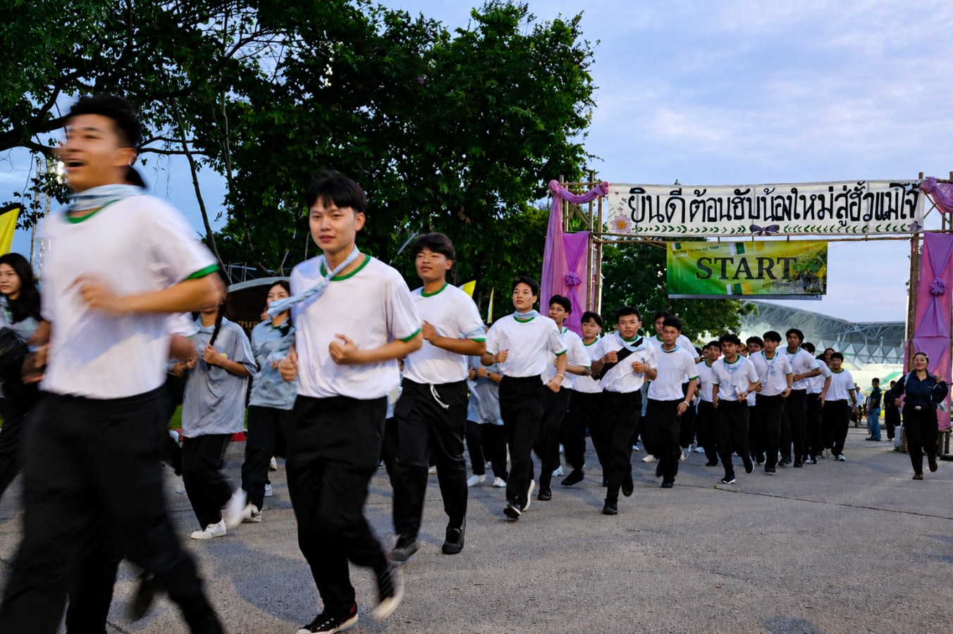10 กิโลแห่งรอยยิ้ม ประเพณี เดินวิ่ง แม่โจ้ – สันทราย  ชาวสันทราย รุ่นพี่ ศิษย์เก่า  ร่วมต้อนรับอินทนิลช่อที่ 91 กว่า 6,200 คน อย่างอบอุ่น
