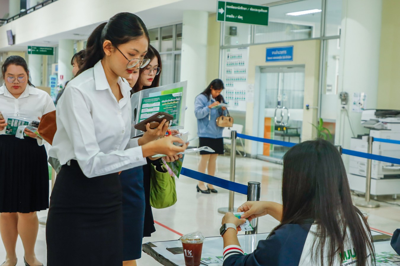 Congratulations    บรรยากาศ      บัณฑิตแม่โจ้ รายงานตัวเตรียมเข้าพิธีพระราชทานปริญญาบัตร ครั้งที่ 48