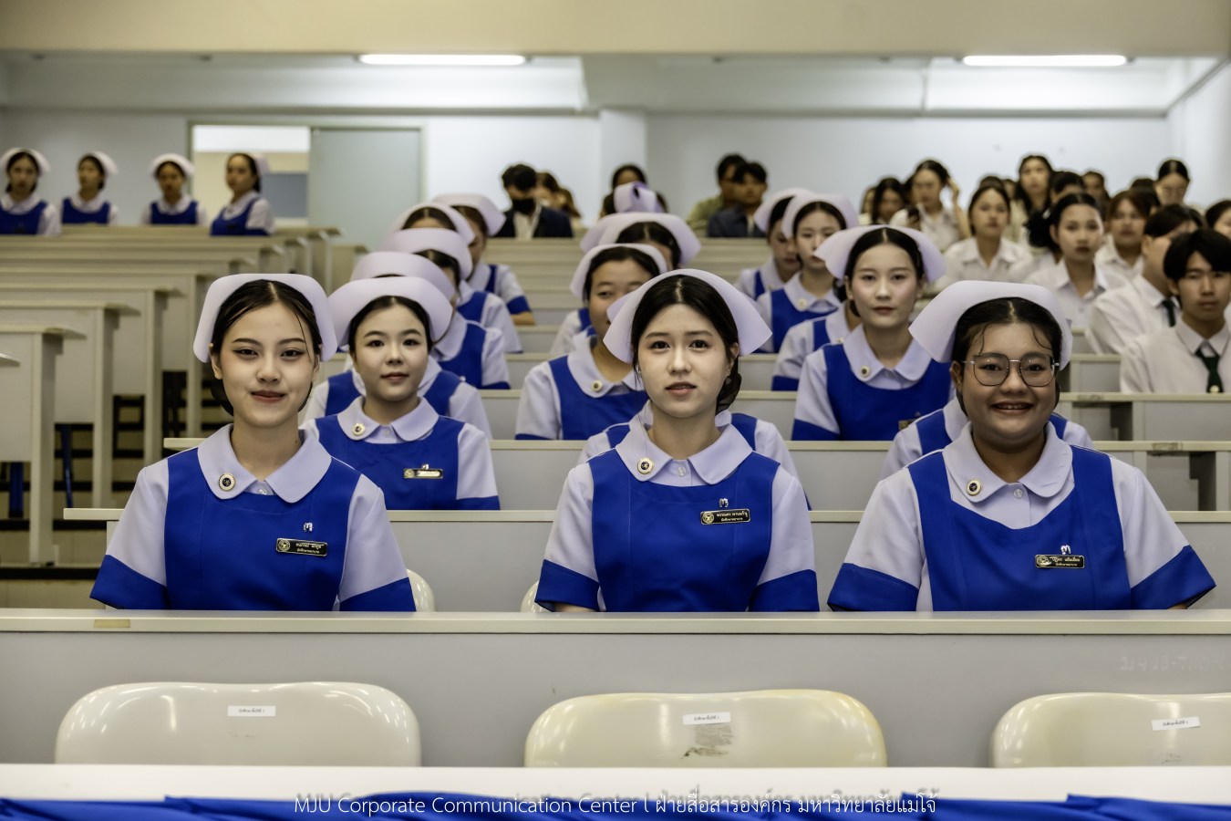 พยาบาลแม่โจ้ รุ่นที่ 3  รับหมวก เข็มเลื่อนชั้นปี และตะเกียงไนติงเกล เตรียมพร้อมออกฝึกปฏิบัติการจริงในสถานพยาบาล