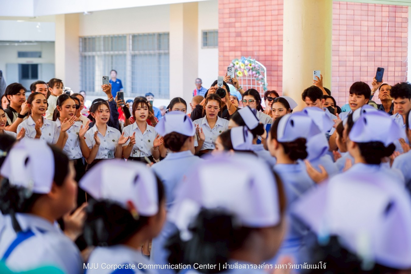 พยาบาลแม่โจ้ รุ่น 1 ประดับแถบหมวก-รับเข็มวิทยฐานะ พร้อมก้าวสู่พยาบาลวิชาชีพอย่างเป็นทางการ