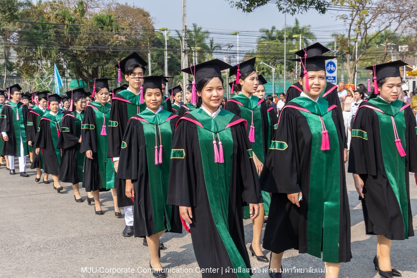 บรรยากาศ พิธีพระราชทานปริญญาบัตร มหาวิทยาลัยแม่โจ้ ประจำปีการศึกษา2567-2568 ครั้งที่ 48  ในวันที่ 19 กุมภาพันธ์ พ.ศ.2569 ณ ศูนย์กีฬาเฉลิมพระเกียรติ มหาวิทยาลัยแม่โจ้