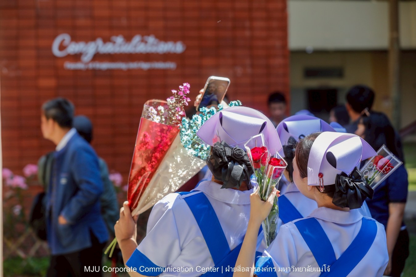 พยาบาลแม่โจ้ รุ่น 1 ประดับแถบหมวก-รับเข็มวิทยฐานะ พร้อมก้าวสู่พยาบาลวิชาชีพอย่างเป็นทางการ