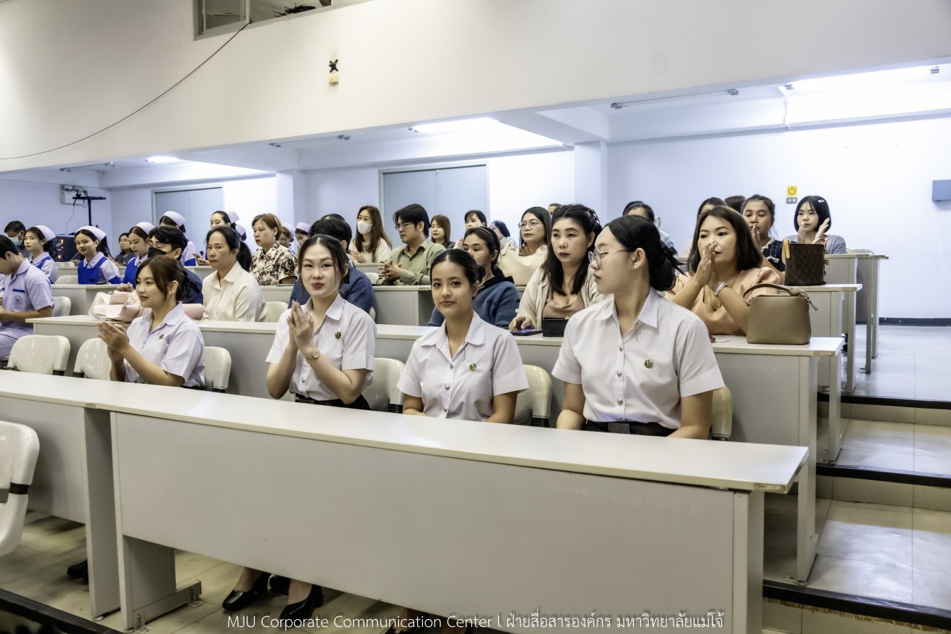 พยาบาลแม่โจ้ รุ่นที่ 3  รับหมวก เข็มเลื่อนชั้นปี และตะเกียงไนติงเกล เตรียมพร้อมออกฝึกปฏิบัติการจริงในสถานพยาบาล