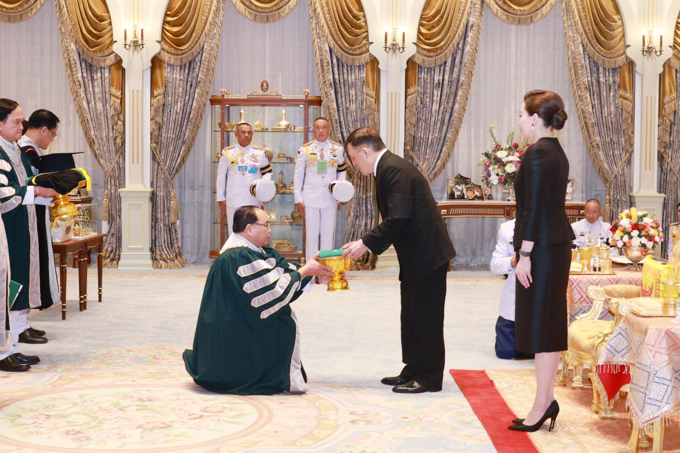 ม.แม่โจ้ เข้าเฝ้าฯ ทูลเกล้าฯ ถวายปริญญาดุษฎีบัณฑิตกิตติมศักดิ์ และผลิตภัณฑ์มงคลแด่ ในหลวง-พระราชินี