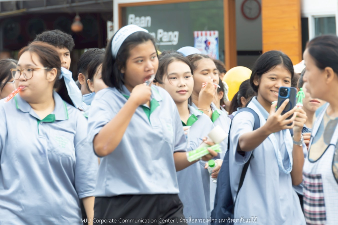 10 กิโลแห่งรอยยิ้ม ประเพณี เดินวิ่ง แม่โจ้ – สันทราย  ชาวสันทราย รุ่นพี่ ศิษย์เก่า  ร่วมต้อนรับอินทนิลช่อที่ 91 กว่า 6,200 คน อย่างอบอุ่น