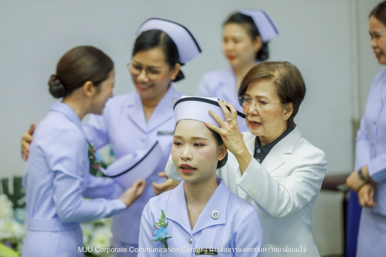 พยาบาลแม่โจ้ รุ่น 1 ประดับแถบหมวก-รับเข็มวิทยฐานะ พร้อมก้าวสู่พยาบาลวิชาชีพอย่างเป็นทางการ