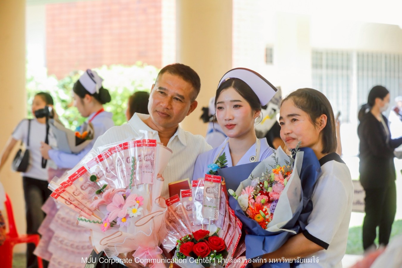 พยาบาลแม่โจ้ รุ่น 1 ประดับแถบหมวก-รับเข็มวิทยฐานะ พร้อมก้าวสู่พยาบาลวิชาชีพอย่างเป็นทางการ