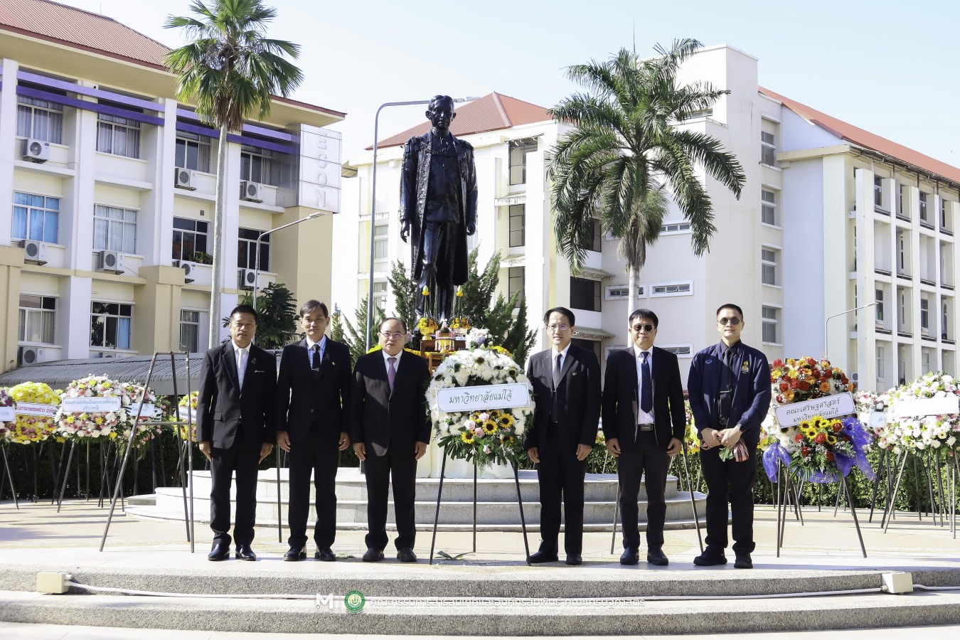 คณะเศรษฐศาสตร์ มหาวิทยาลัยแม่โจ้ ร่วมกับ สันนิบาตสหกรณ์จังหวัดเชียงใหม่ จัดพิธีวางพวงมาลาสักการะ 