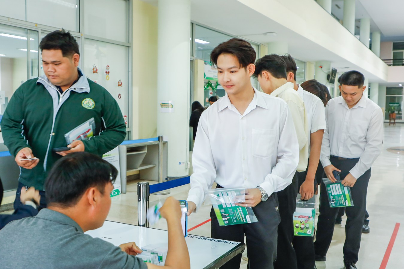 Congratulations    บรรยากาศ      บัณฑิตแม่โจ้ รายงานตัวเตรียมเข้าพิธีพระราชทานปริญญาบัตร ครั้งที่ 48