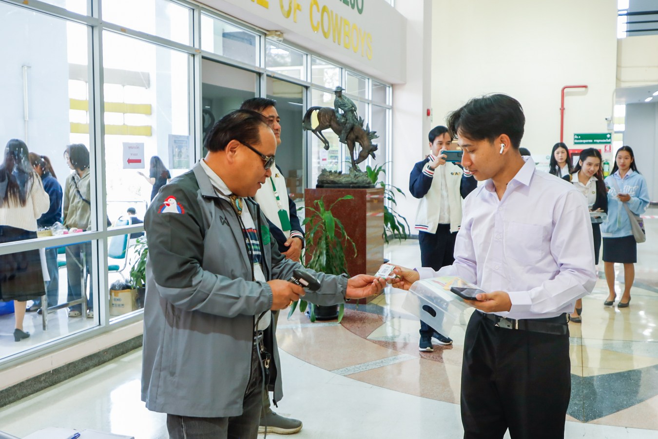 Congratulations    บรรยากาศ      บัณฑิตแม่โจ้ รายงานตัวเตรียมเข้าพิธีพระราชทานปริญญาบัตร ครั้งที่ 48