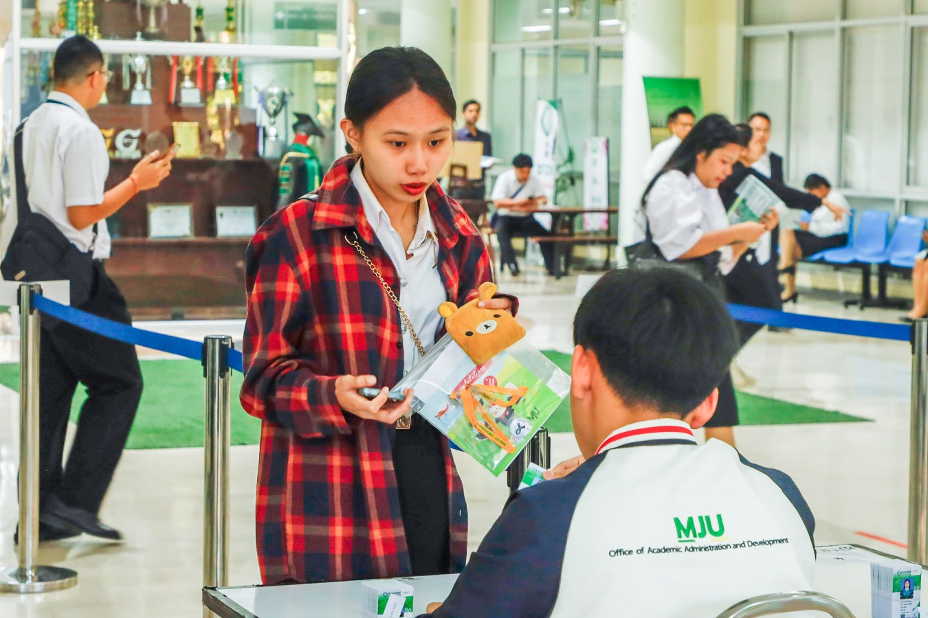 Congratulations    บรรยากาศ      บัณฑิตแม่โจ้ รายงานตัวเตรียมเข้าพิธีพระราชทานปริญญาบัตร ครั้งที่ 48