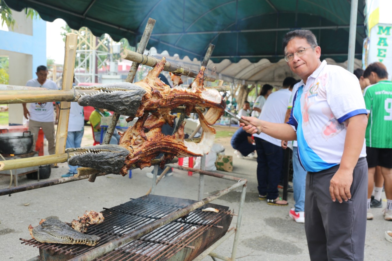 10 กิโลแห่งรอยยิ้ม ประเพณี เดินวิ่ง แม่โจ้ – สันทราย  ชาวสันทราย รุ่นพี่ ศิษย์เก่า  ร่วมต้อนรับอินทนิลช่อที่ 91 กว่า 6,200 คน อย่างอบอุ่น