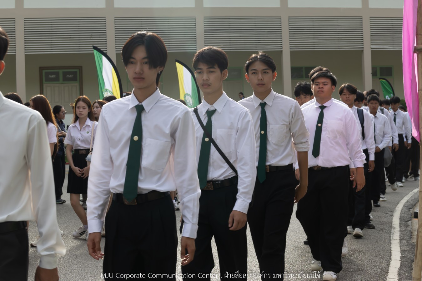 ม.แม่โจ้ เจิมหน้า-ผูกข้อมือ รับขวัญน้องใหม่ลูกแม่โจ้รุ่น 91