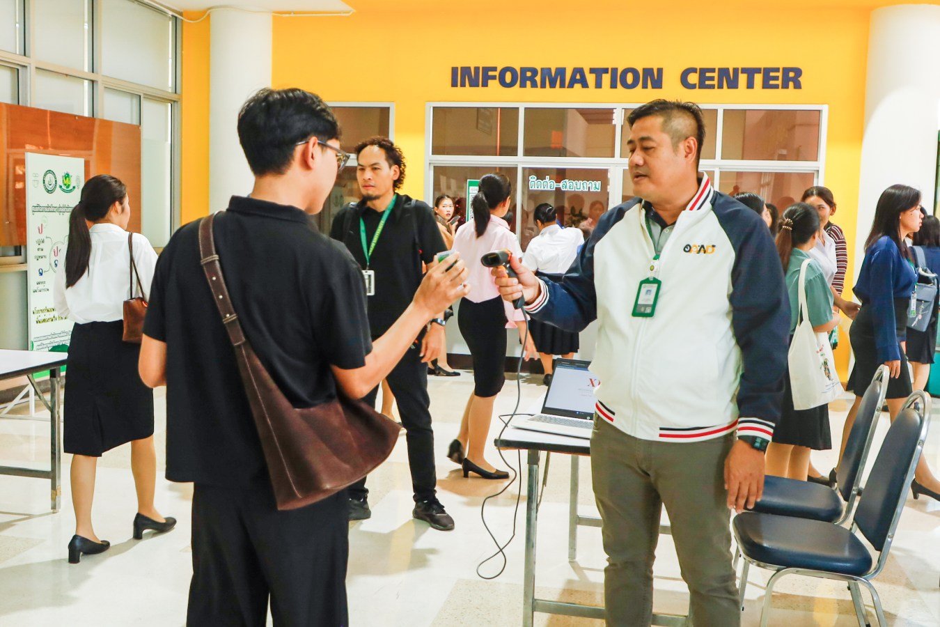 Congratulations    บรรยากาศ      บัณฑิตแม่โจ้ รายงานตัวเตรียมเข้าพิธีพระราชทานปริญญาบัตร ครั้งที่ 48