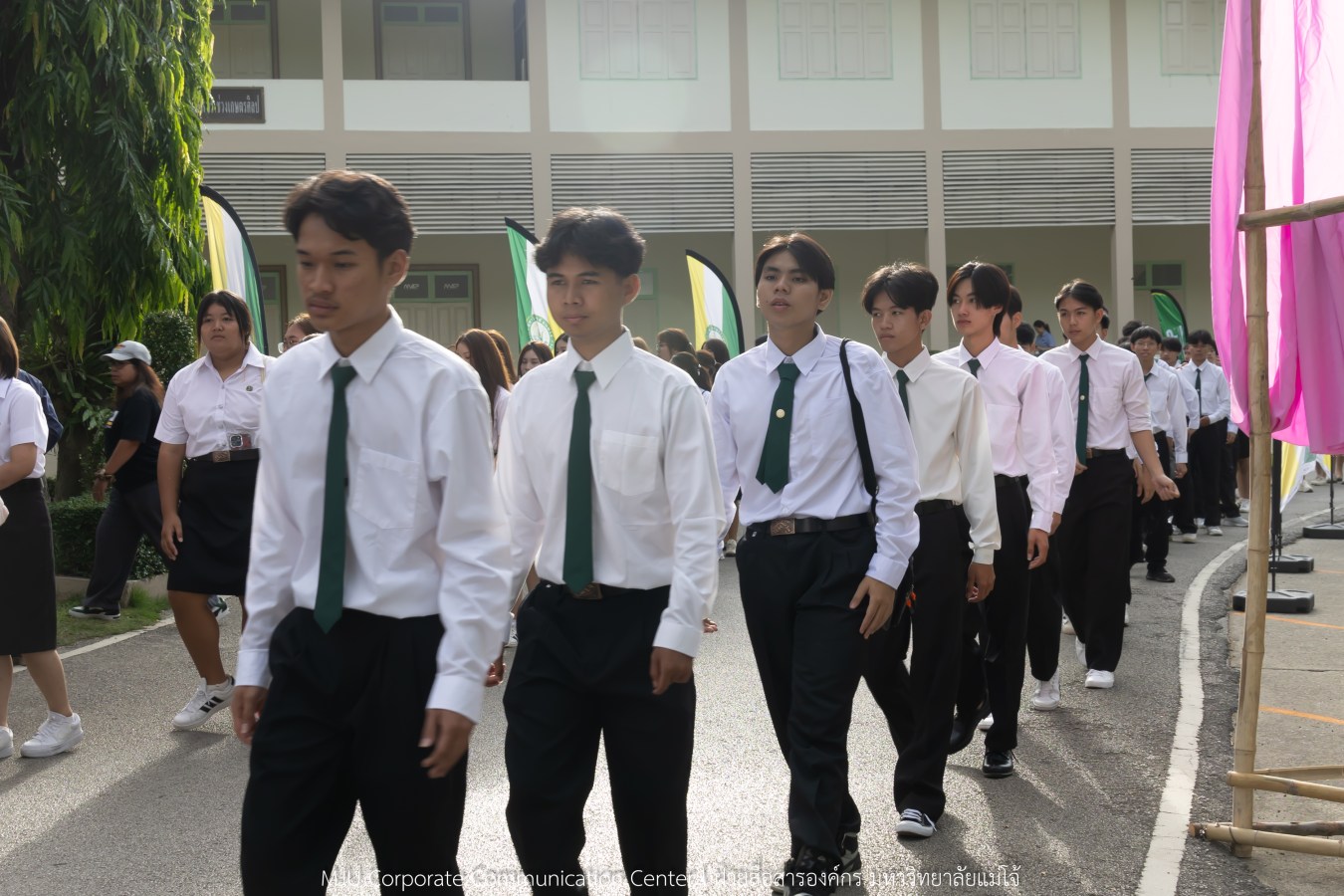 ม.แม่โจ้ เจิมหน้า-ผูกข้อมือ รับขวัญน้องใหม่ลูกแม่โจ้รุ่น 91