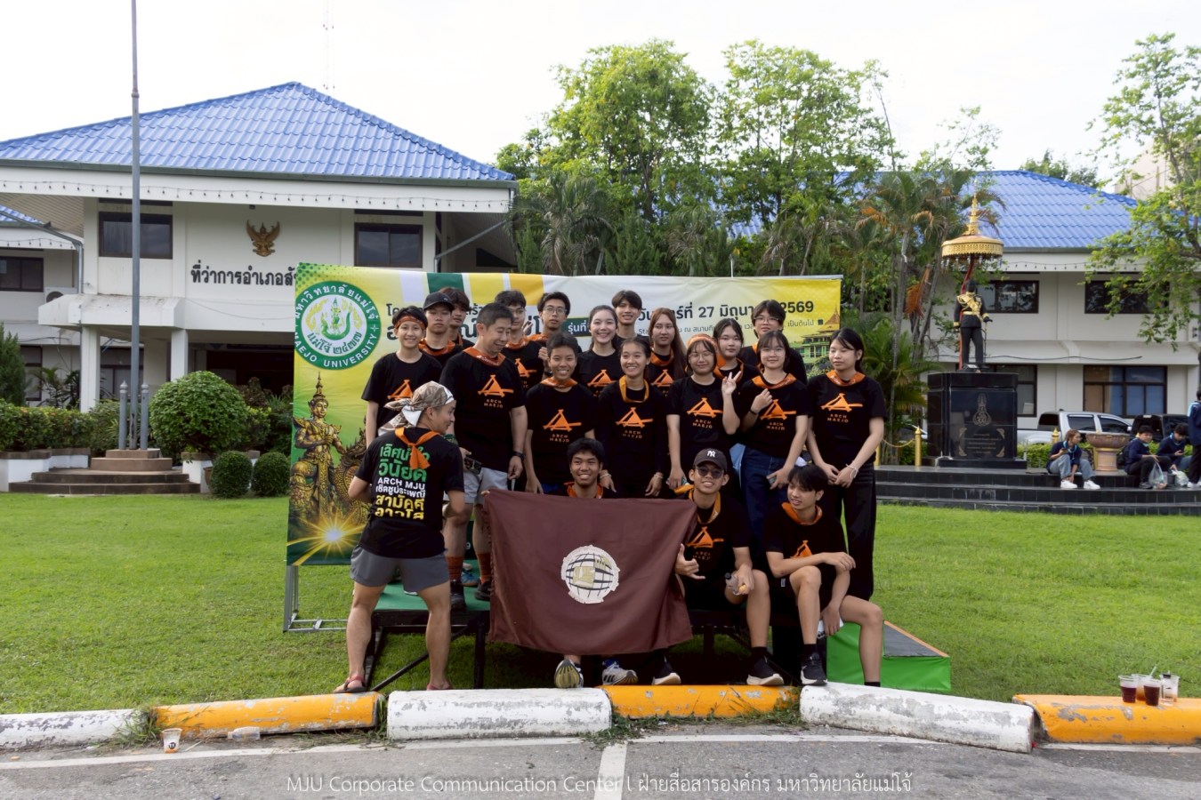 10 กิโลแห่งรอยยิ้ม ประเพณี เดินวิ่ง แม่โจ้ – สันทราย  ชาวสันทราย รุ่นพี่ ศิษย์เก่า  ร่วมต้อนรับอินทนิลช่อที่ 91 กว่า 6,200 คน อย่างอบอุ่น