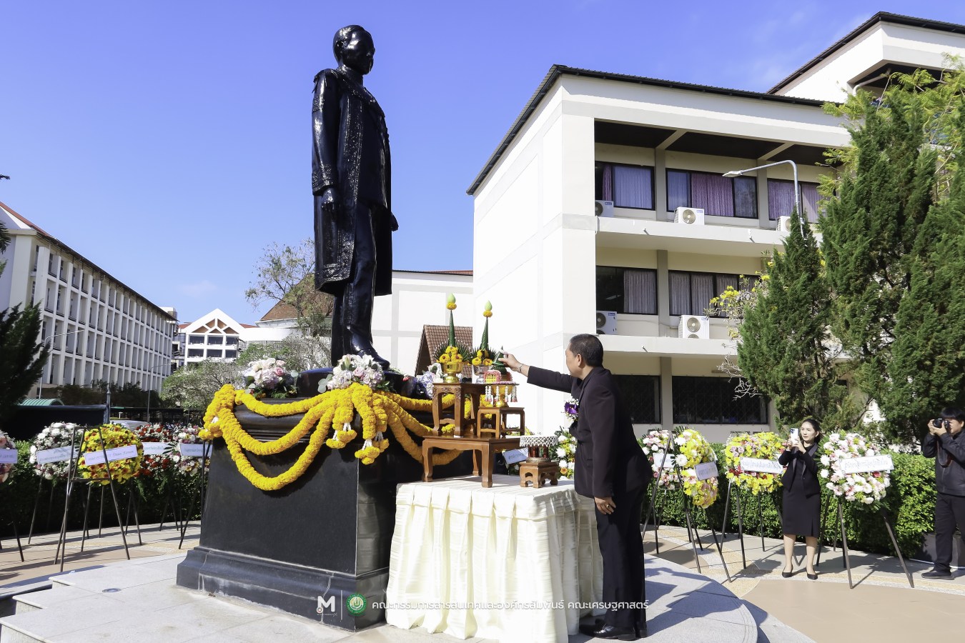 คณะเศรษฐศาสตร์ มหาวิทยาลัยแม่โจ้ ร่วมกับ สันนิบาตสหกรณ์จังหวัดเชียงใหม่ จัดพิธีวางพวงมาลาสักการะ 