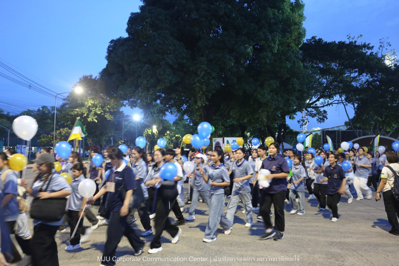 10 กิโลแห่งรอยยิ้ม ประเพณี เดินวิ่ง แม่โจ้ – สันทราย  ชาวสันทราย รุ่นพี่ ศิษย์เก่า  ร่วมต้อนรับอินทนิลช่อที่ 91 กว่า 6,200 คน อย่างอบอุ่น