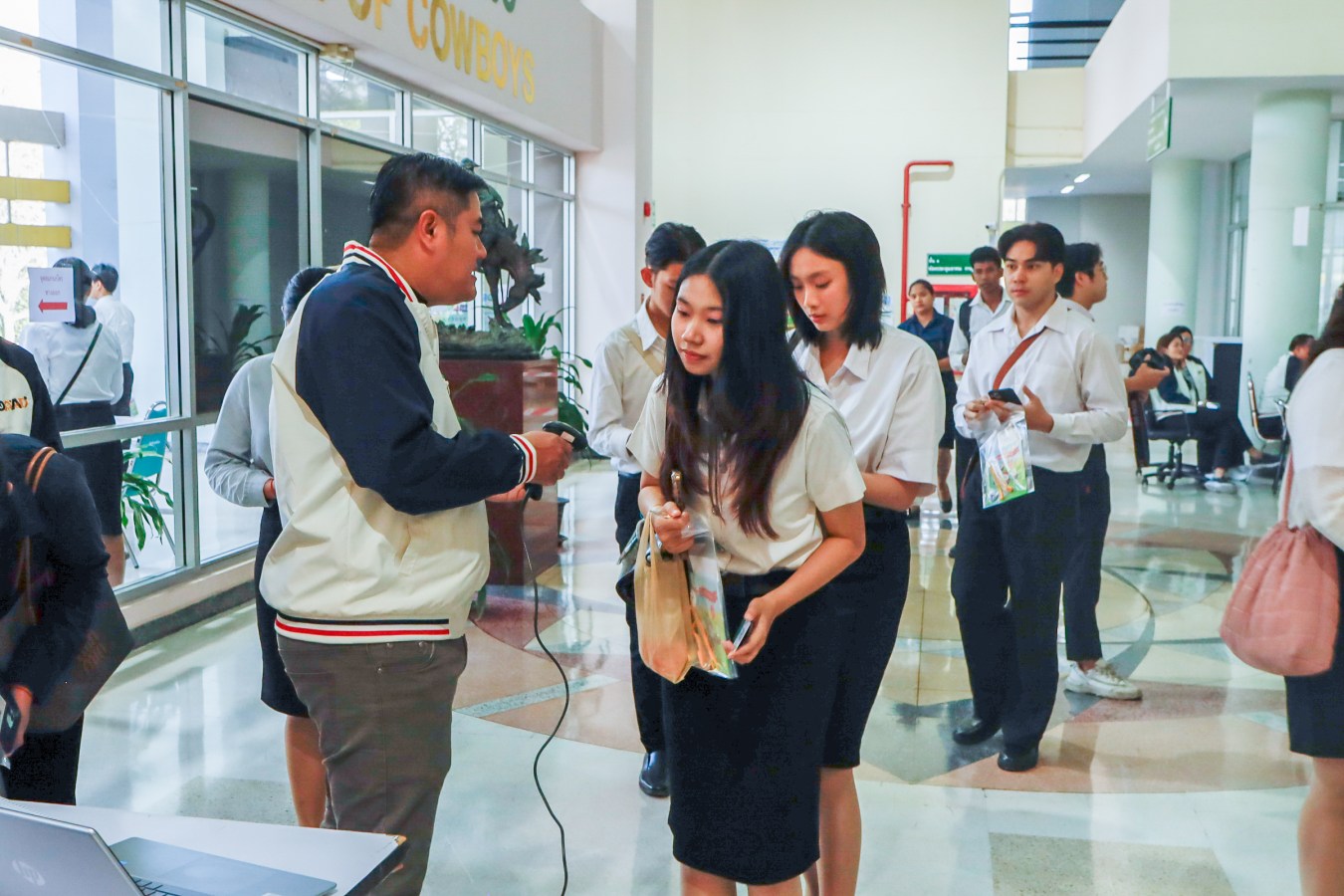 Congratulations    บรรยากาศ      บัณฑิตแม่โจ้ รายงานตัวเตรียมเข้าพิธีพระราชทานปริญญาบัตร ครั้งที่ 48