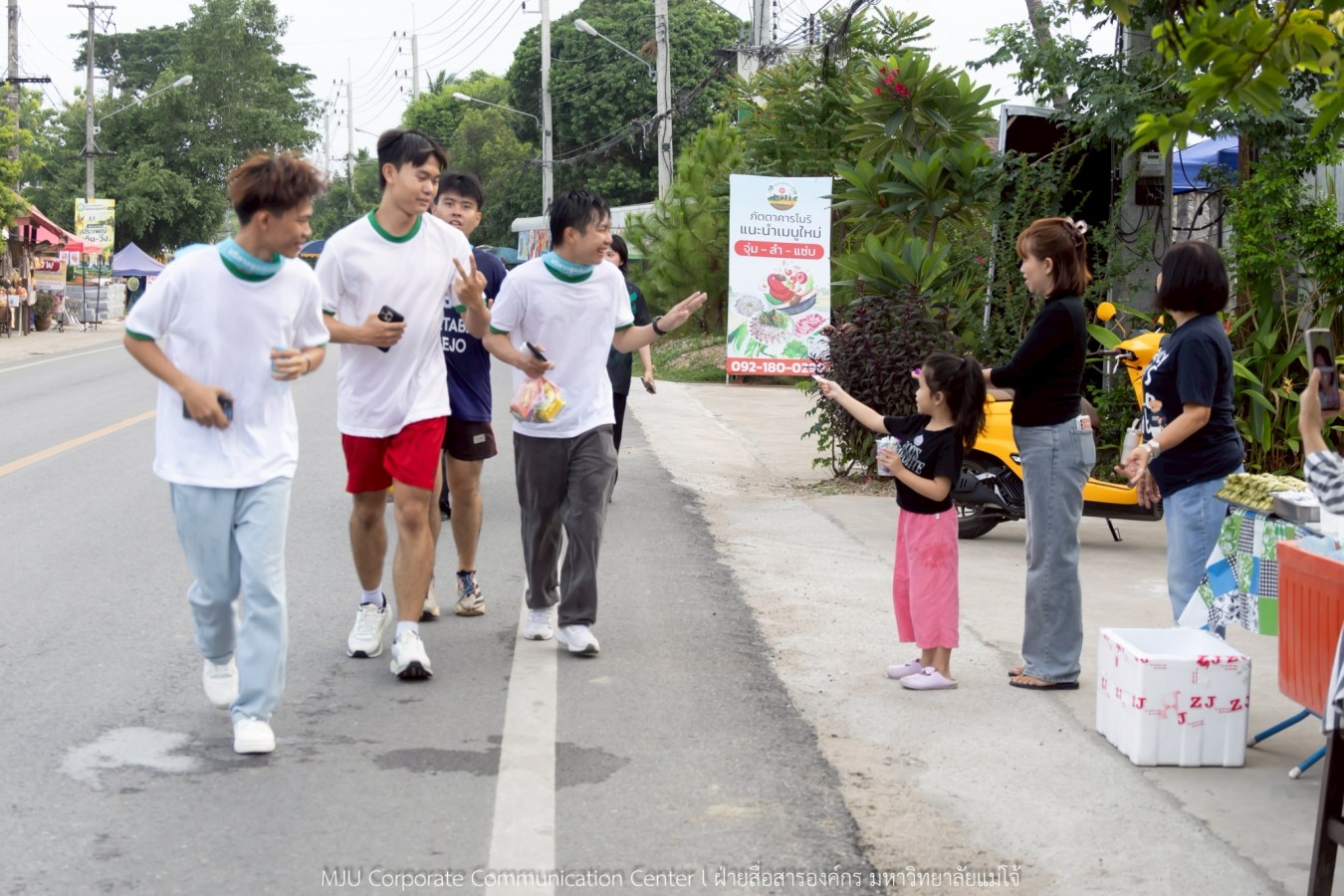 10 กิโลแห่งรอยยิ้ม ประเพณี เดินวิ่ง แม่โจ้ – สันทราย  ชาวสันทราย รุ่นพี่ ศิษย์เก่า  ร่วมต้อนรับอินทนิลช่อที่ 91 กว่า 6,200 คน อย่างอบอุ่น