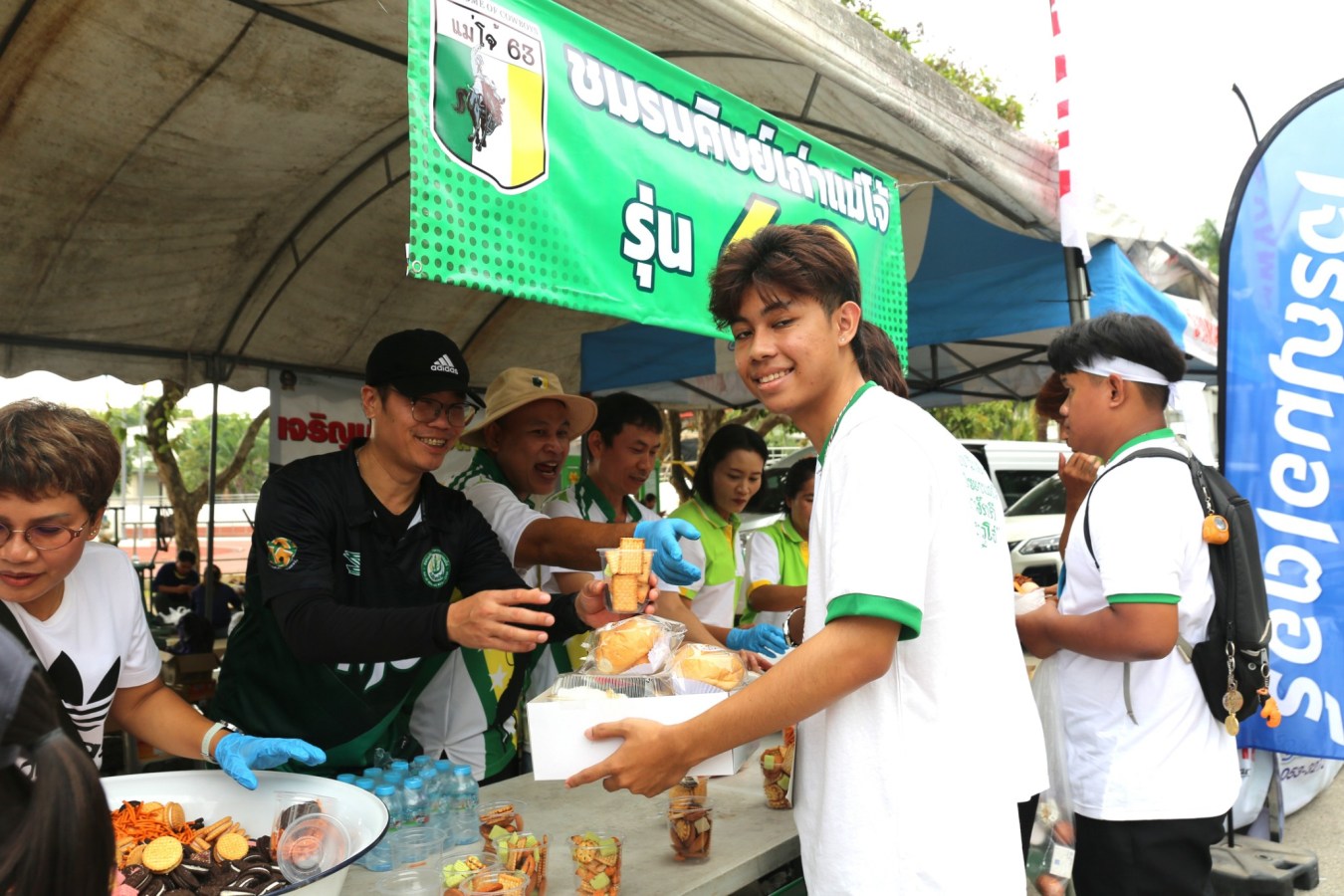 10 กิโลแห่งรอยยิ้ม ประเพณี เดินวิ่ง แม่โจ้ – สันทราย  ชาวสันทราย รุ่นพี่ ศิษย์เก่า  ร่วมต้อนรับอินทนิลช่อที่ 91 กว่า 6,200 คน อย่างอบอุ่น