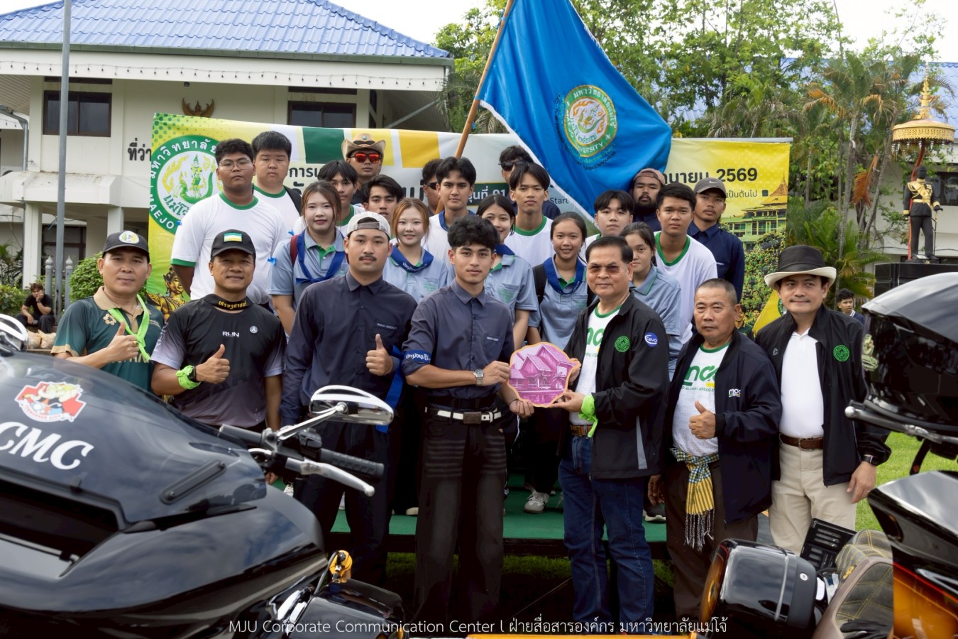 10 กิโลแห่งรอยยิ้ม ประเพณี เดินวิ่ง แม่โจ้ – สันทราย  ชาวสันทราย รุ่นพี่ ศิษย์เก่า  ร่วมต้อนรับอินทนิลช่อที่ 91 กว่า 6,200 คน อย่างอบอุ่น