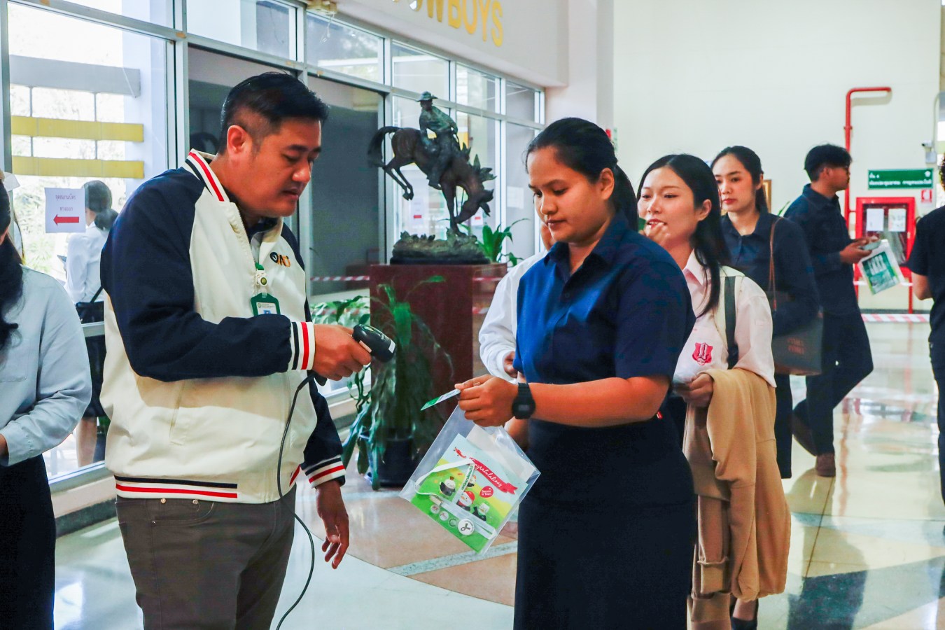 Congratulations    บรรยากาศ      บัณฑิตแม่โจ้ รายงานตัวเตรียมเข้าพิธีพระราชทานปริญญาบัตร ครั้งที่ 48