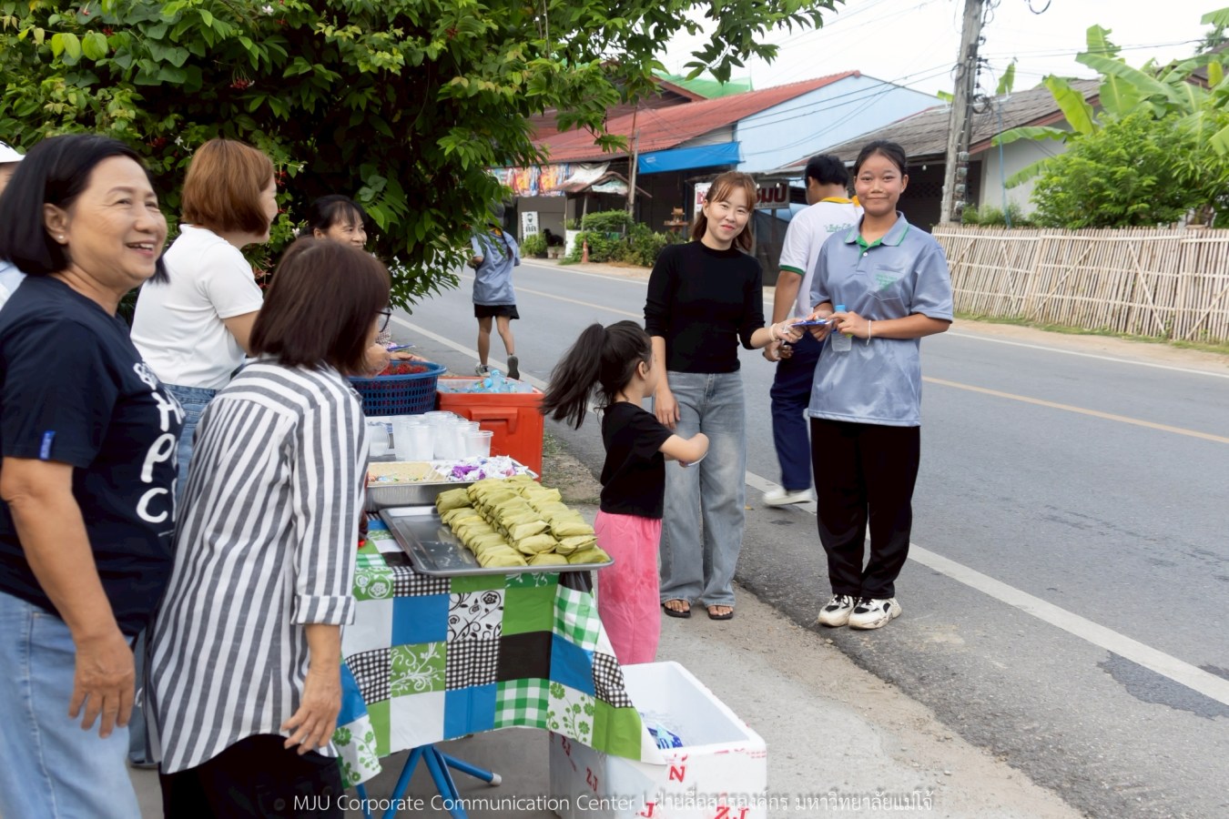 10 กิโลแห่งรอยยิ้ม ประเพณี เดินวิ่ง แม่โจ้ – สันทราย  ชาวสันทราย รุ่นพี่ ศิษย์เก่า  ร่วมต้อนรับอินทนิลช่อที่ 91 กว่า 6,200 คน อย่างอบอุ่น