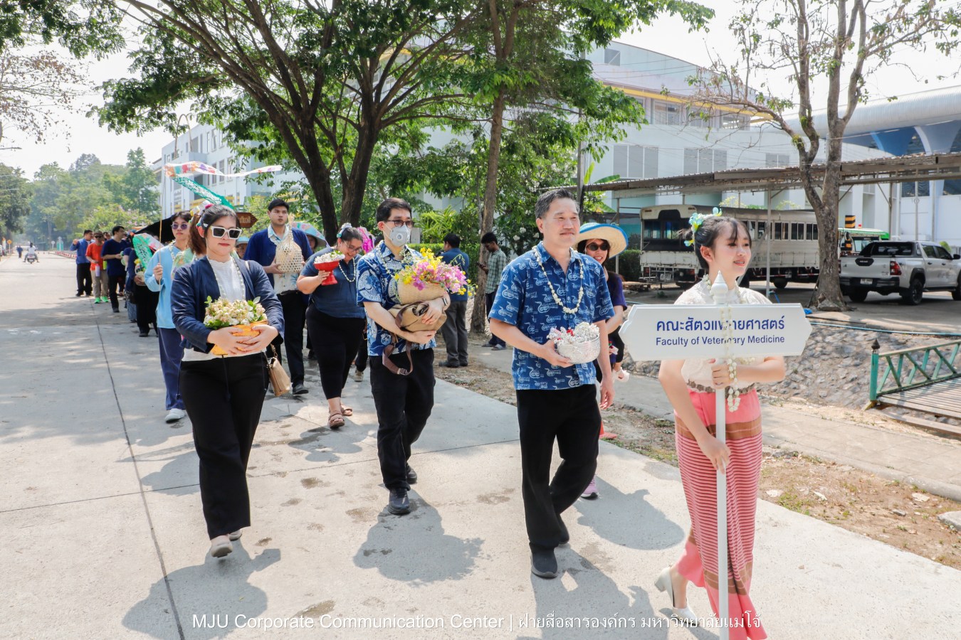 ชาวแม่โจ้ ร่วมพิธีดำหัวผู้อาวุโสและอธิการบดี ประจำปี 2569  สืบสานป๋าเวณี ปี๋ใหม่เมือง